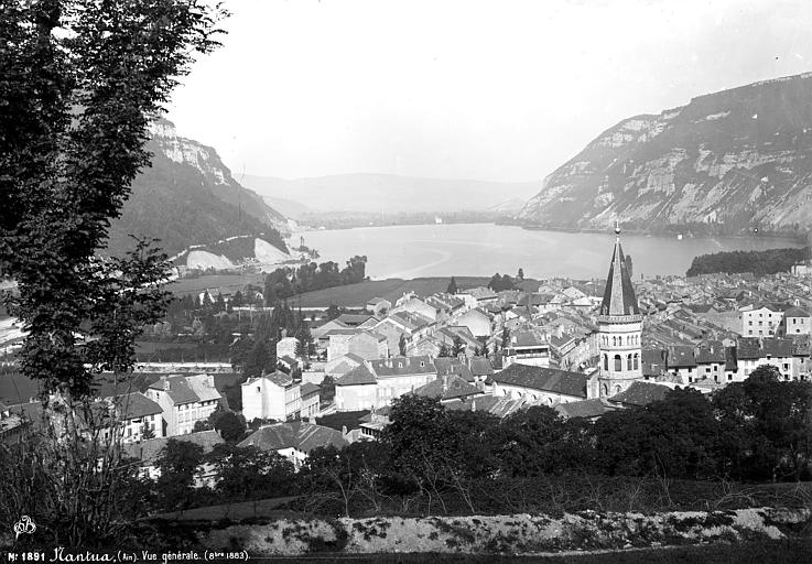 Vue générale de la ville et du lac