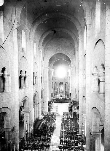 Vue intérieure de la nef, vers le choeur, prise de la tribune