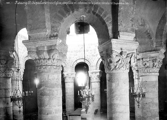 Vue intérieure de la rotonde : Colonnes et chapiteaux