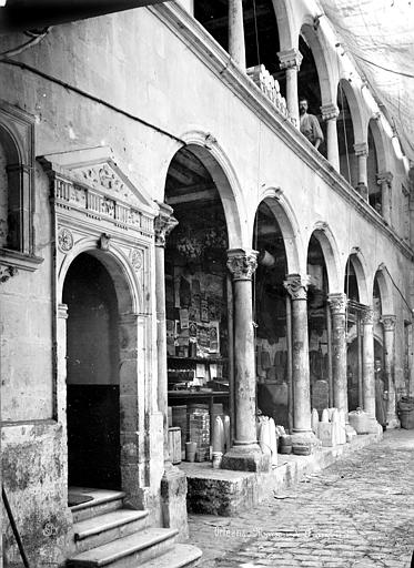 Façade sur cour : galerie d'arcades