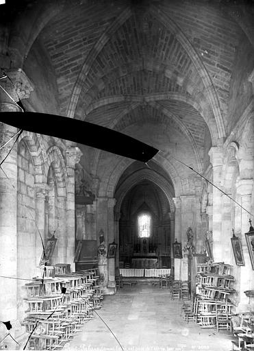 Vue intérieure de la nef, vers le choeur