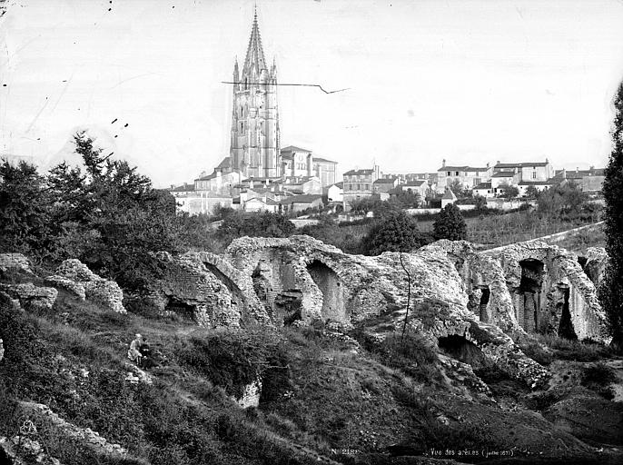 Ruines de l'amphithéâtre. Eglise Saint-Eutrope en arrière-plan