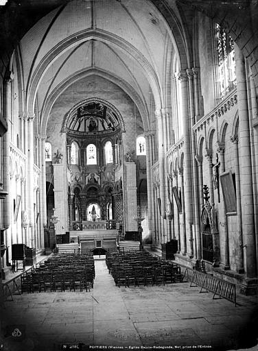 Vue intérieure de la nef, vers le choeur