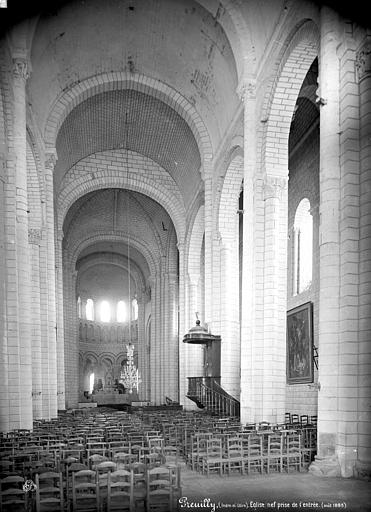 Vue intérieure de la nef, vers le choeur