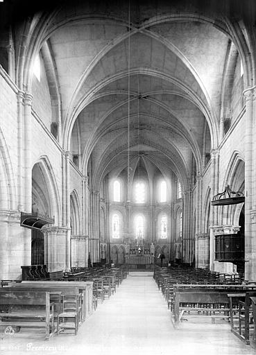 Vue intérieure de la nef, vers le choeur