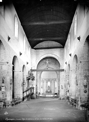 Eglise : Vue intérieure de la nef, vers le choeur