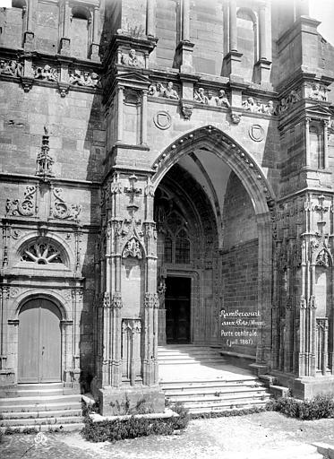 Portail de la façade ouest : porte centrale