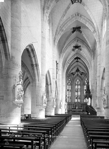 Vue intérieure de la nef, vers le choeur