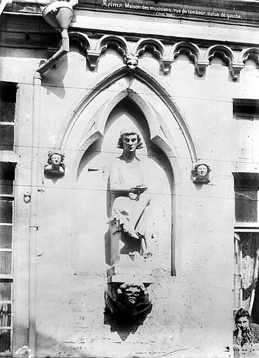 Façade : Statue de gauche