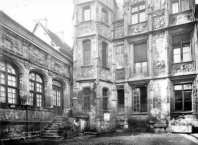 Cour intérieure : façade et tourelle