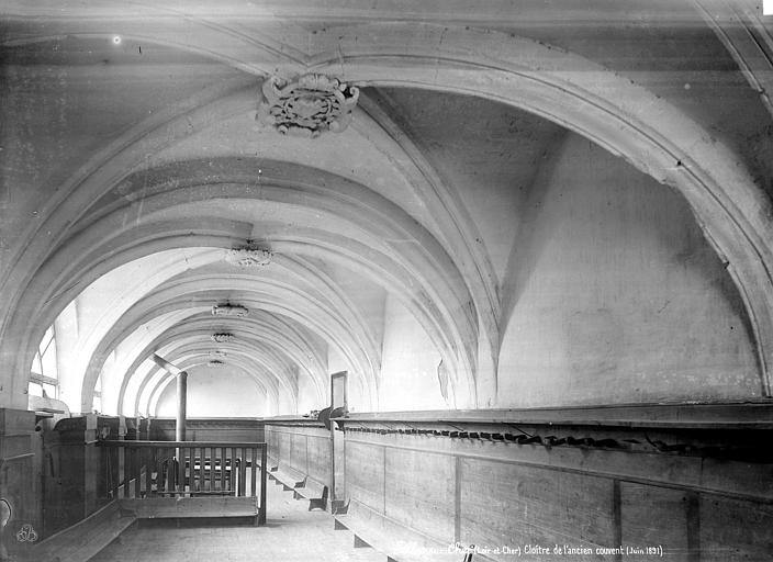 Cloître : vue intérieure d'une galerie