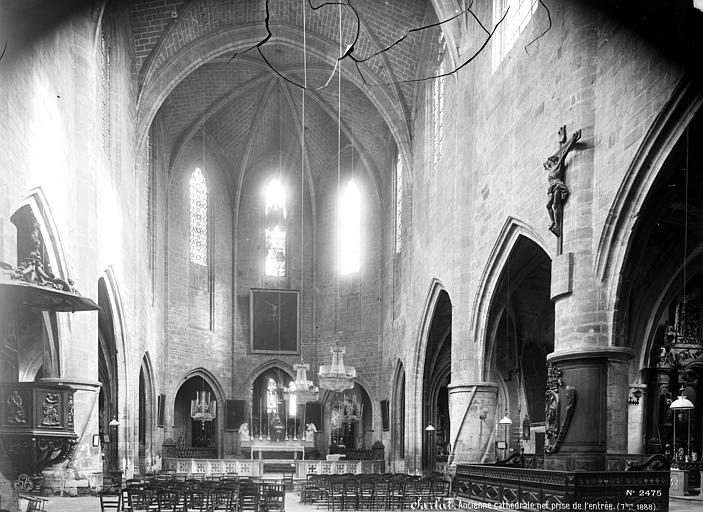 Vue intérieure de la nef, vers le choeur