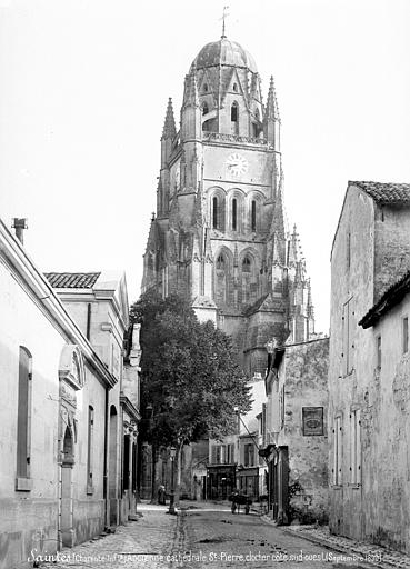 Clocher, pris d'une rue, côté sud-ouest