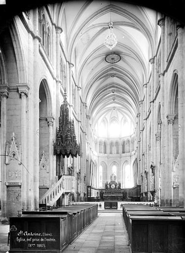 Eglise : Vue intérieure de la nef, vers le choeur