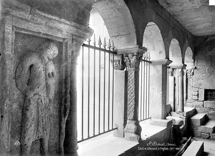 Cloître : vue intérieure d'une galerie