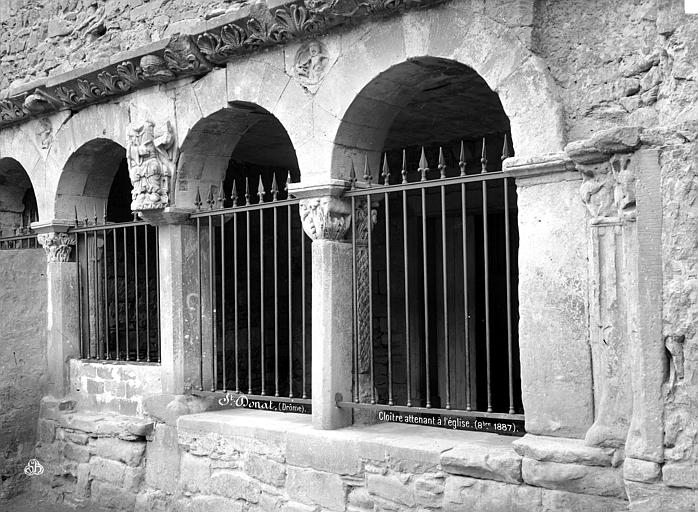 Cloître : galerie d'arcades