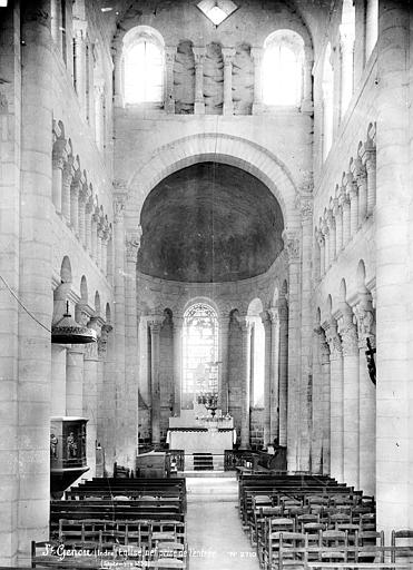 Vue intérieure de la nef, vers le choeur