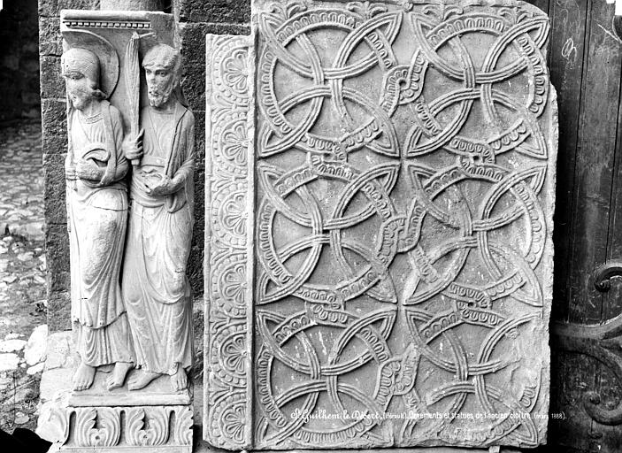 Statues et plaque sculptée en bas-relief provenant du cloître