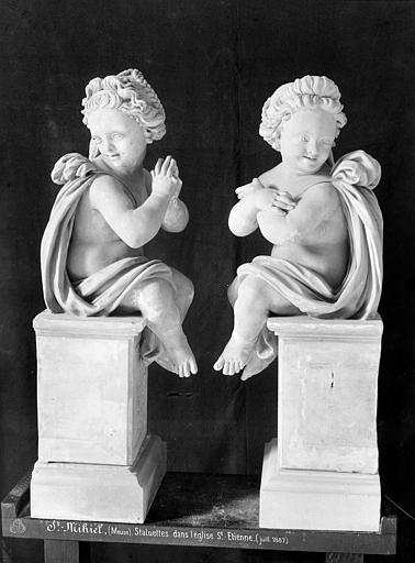 Génies. Statues d'enfants