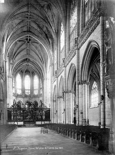 Vue intérieure de la nef, vers le choeur