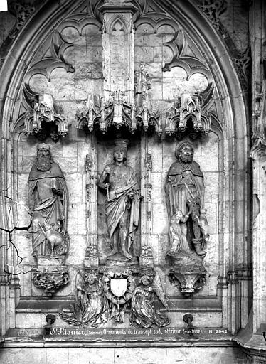 Vue intérieure du transept sud : statues