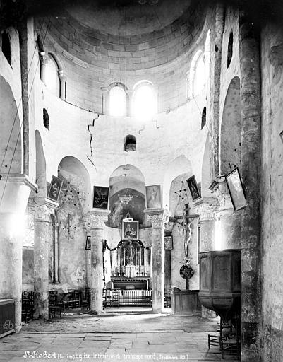 Eglise, vue intérieure du transept nord : colonnes et chapiteaux