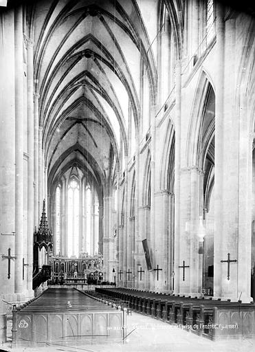 Vue intérieure de la nef, vers le choeur