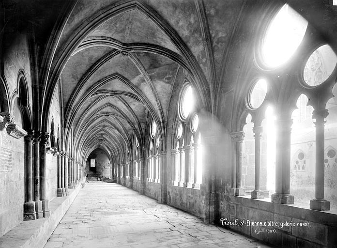 Cloître : vue intérieure de la galerie ouest