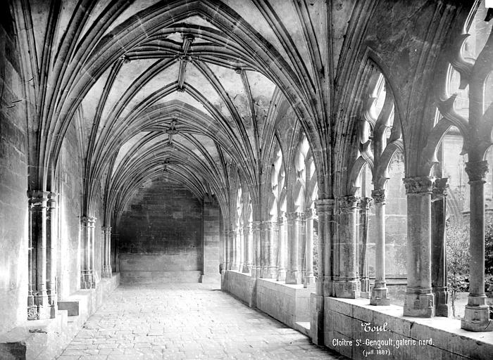 Cloître : vue intérieure d'une galerie