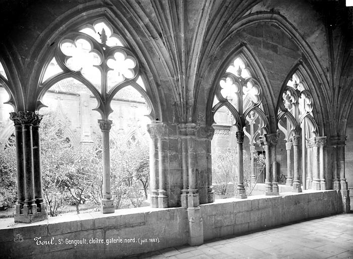 Cloître : arcades intérieures de la galerie nord