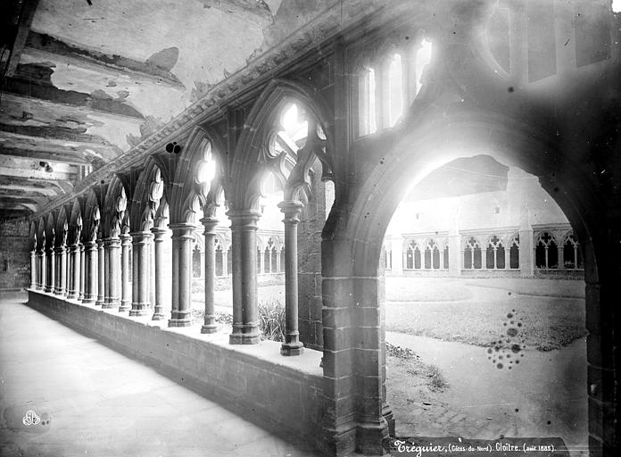 Cloître : vue intérieure d'une galerie