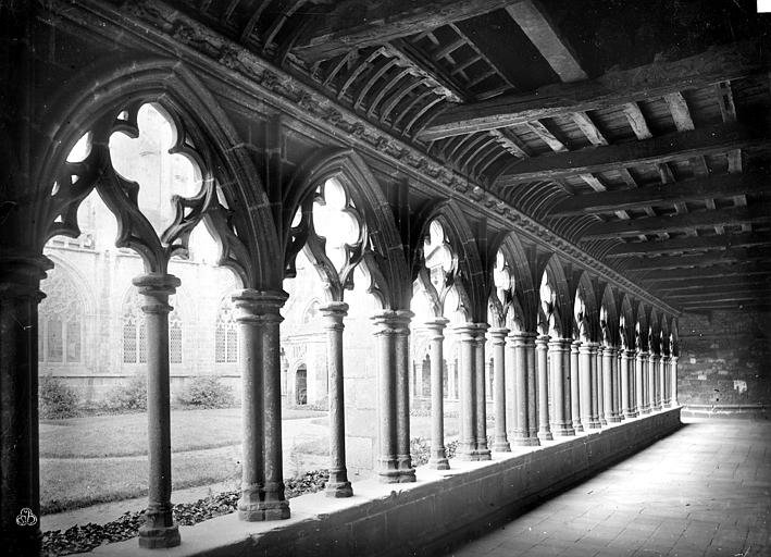 Cloître : vue intérieure d'une galerie