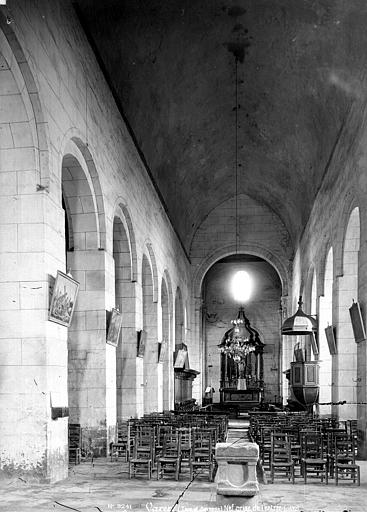 Vue intérieure de la nef, vers le choeur