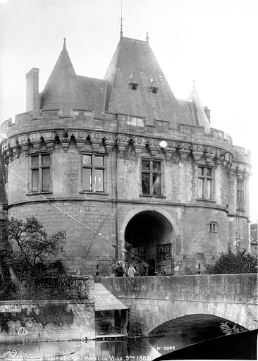 Vue générale de la façade et du pont