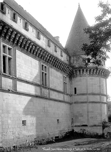 Façade sur les fossés et tour d'angle