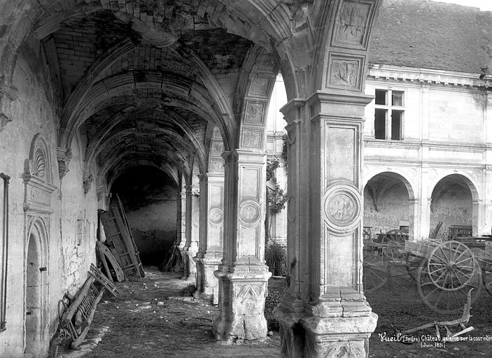 Cour : vue intérieure de la galerie