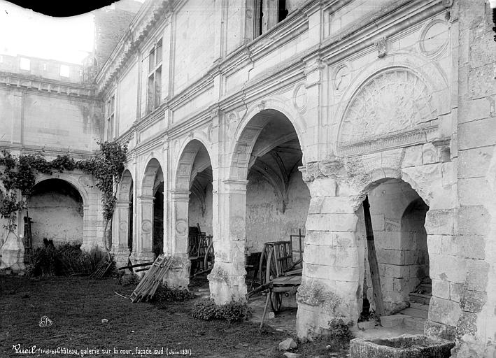 Cour : galerie d'arcades