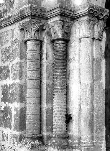 Portail de la façade ouest : colonnes de l'ébrasement gauche