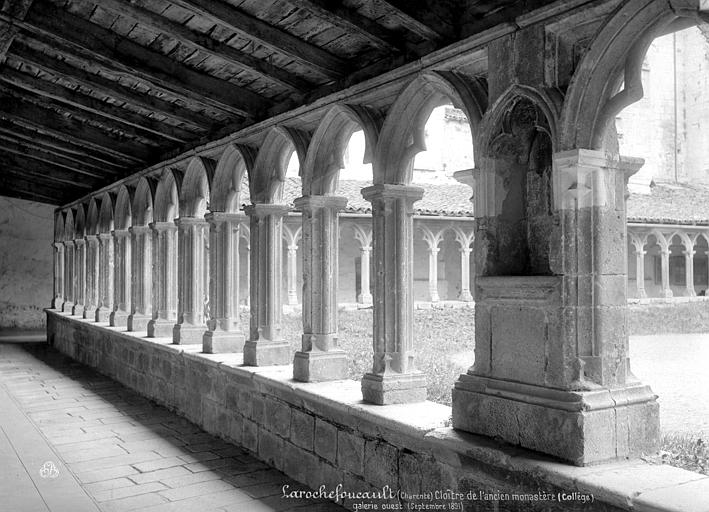 Cloître : vue intérieure de la galerie ouest