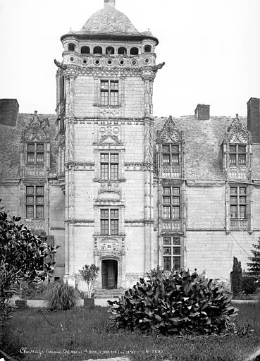 Façade sud : Tour carrée du logis central