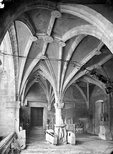 Grand vestibule sous le porche