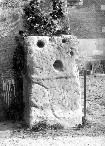 Menhir dans la cour du château