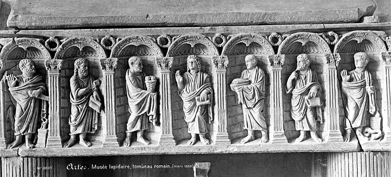 Sarcophage du Bas-Empire : scènes des miracles du Christ - © Ministère de la Culture (France), Médiathèque du patrimoine et de la photographie, diffusion RMN-GP