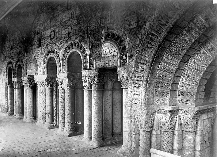 Cloître : Arcatures à l'intérieur de la galerie