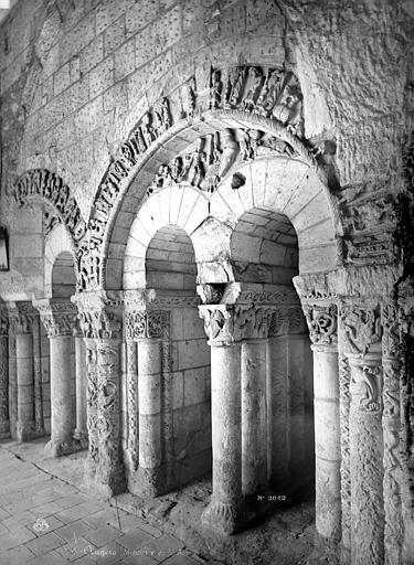 Cloître : Arcatures à l'intérieur de la galerie