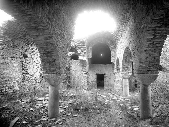 Eglise : Vue intérieure de la nef vers le choeur