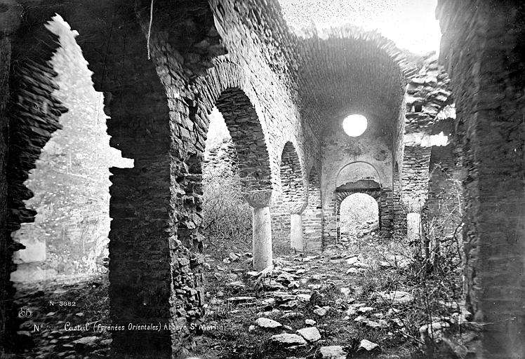 Eglise : Vue intérieure de la nef vers l'ouest