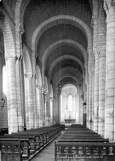 Eglise : Vue intérieure de la nef vers le choeur