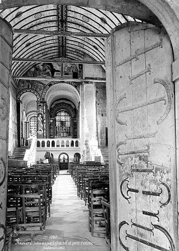 Vue intérieure de la nef vers le choeur et porte d'entrée