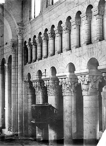 Vue intérieure de la nef : Grandes arcades et triforium